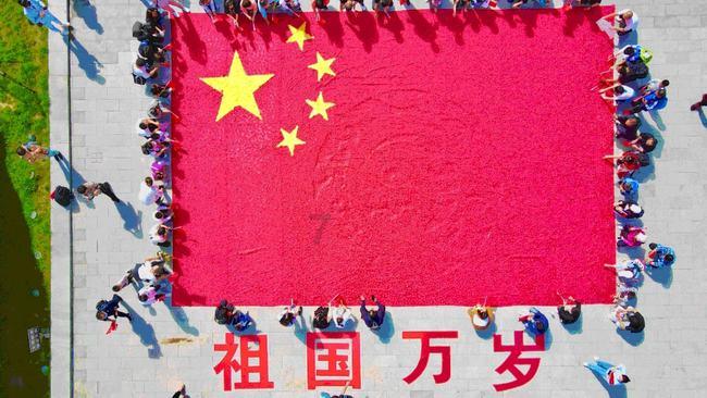 这名新兵开心地笑了