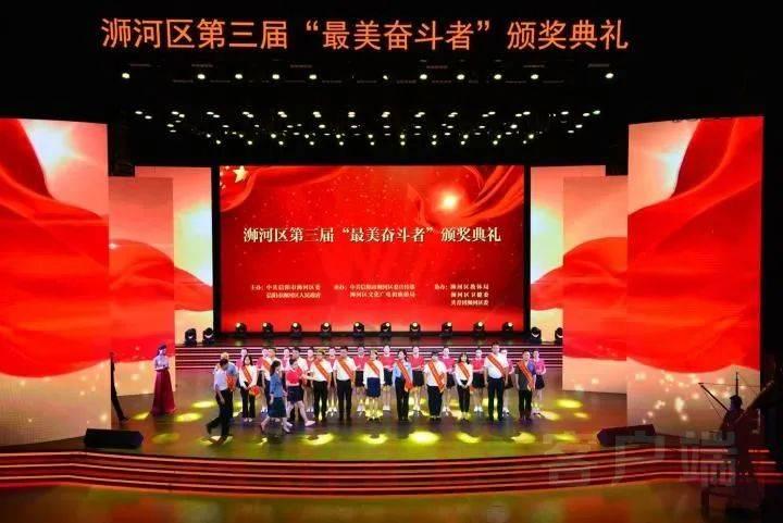 双胞胎女儿在家玩游戏，说打雷了，让杨威杨云赶快躲起来