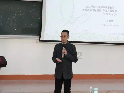 《流金岁月》中叶谨言送朱锁锁的三本书与一束花有什么含义?- 专业有问必答平台