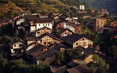 8岁男孩在家抢着掰玉米烧火，该怎样教育孩子才能让孩子学会心疼父母呢？