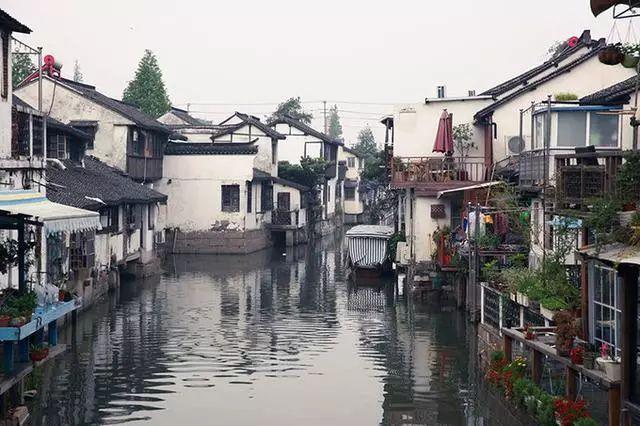 中国探月航天艺术展全国巡展首站登陆上海